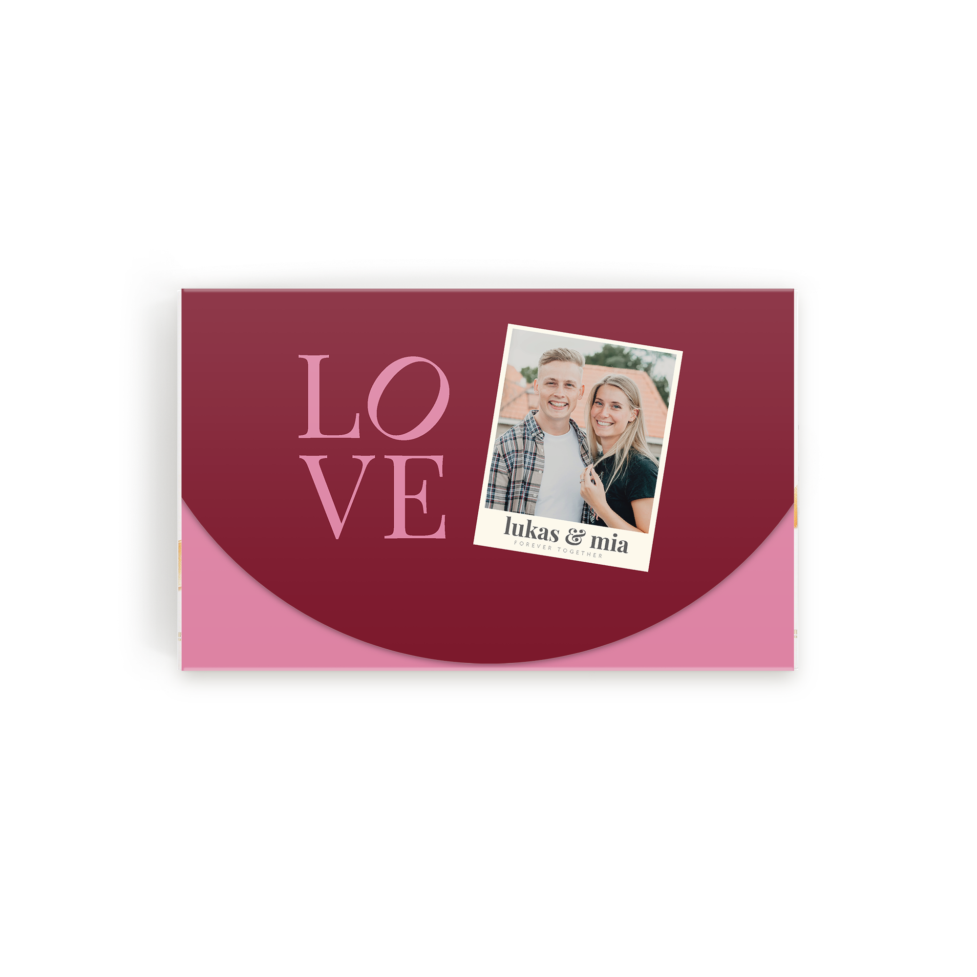 Personalisierte Schokoladenbox mit klassischen Pralinen, bedruckt mit einem Pärchenfoto, dem Schriftzug "Lukas & Mia" und dem Wort "LOVE" in Rosa.