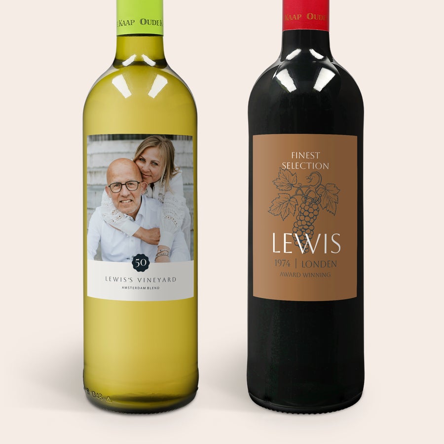 Set cadou vin personalizat - Oude Kaap Două sticle de vin Oude Kaap, una albă cu etichetă foto personală și una roșie cu etichetă personalizată Lewis, ideale pentru a surprinde pe cineva.