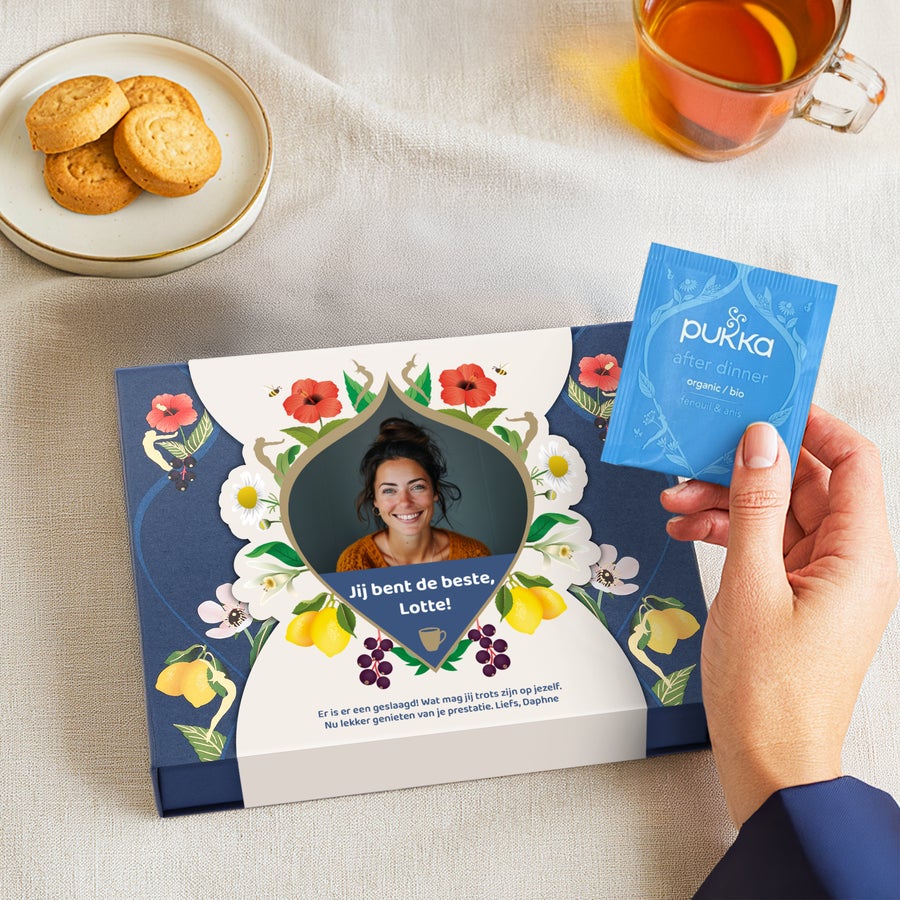 Pukka thee personaliseren Gepersonaliseerde theedoos van Pukka met foto van Lotte en de tekst "Jij bent de beste, Lotte!", gedrukt op de doos. Thee met een glimlach.