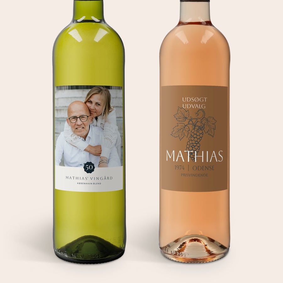 Vin gaveæaske med personlig etikette og trækasse - Maison de la Surprise (rød/hvid/rosé) To flasker vin med personlig etiket. Den hvide vin har et foto, den rosévin har navnet MATHIAS. Overrask med en lækker Maison de la Surprise vin gaveæske.