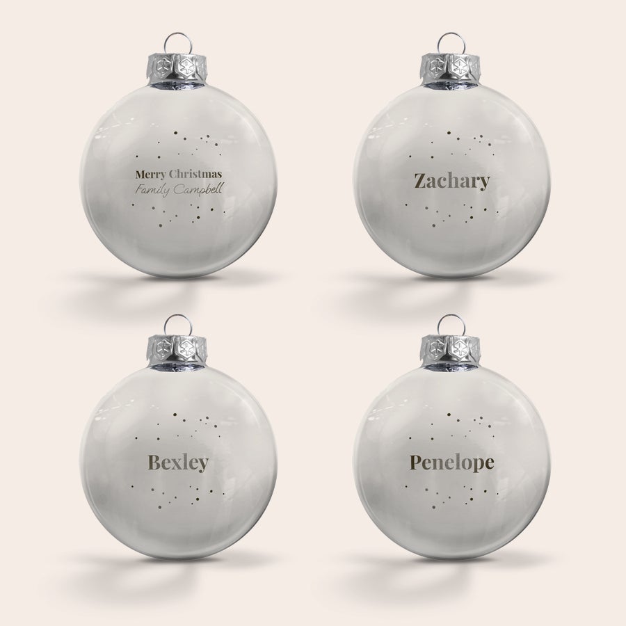 Julekule med navn Fire glassjulekuler, gravert med personlig navn eller tekst som "Merry Christmas Family Campbell", for å gi juletreet et prangstykke.