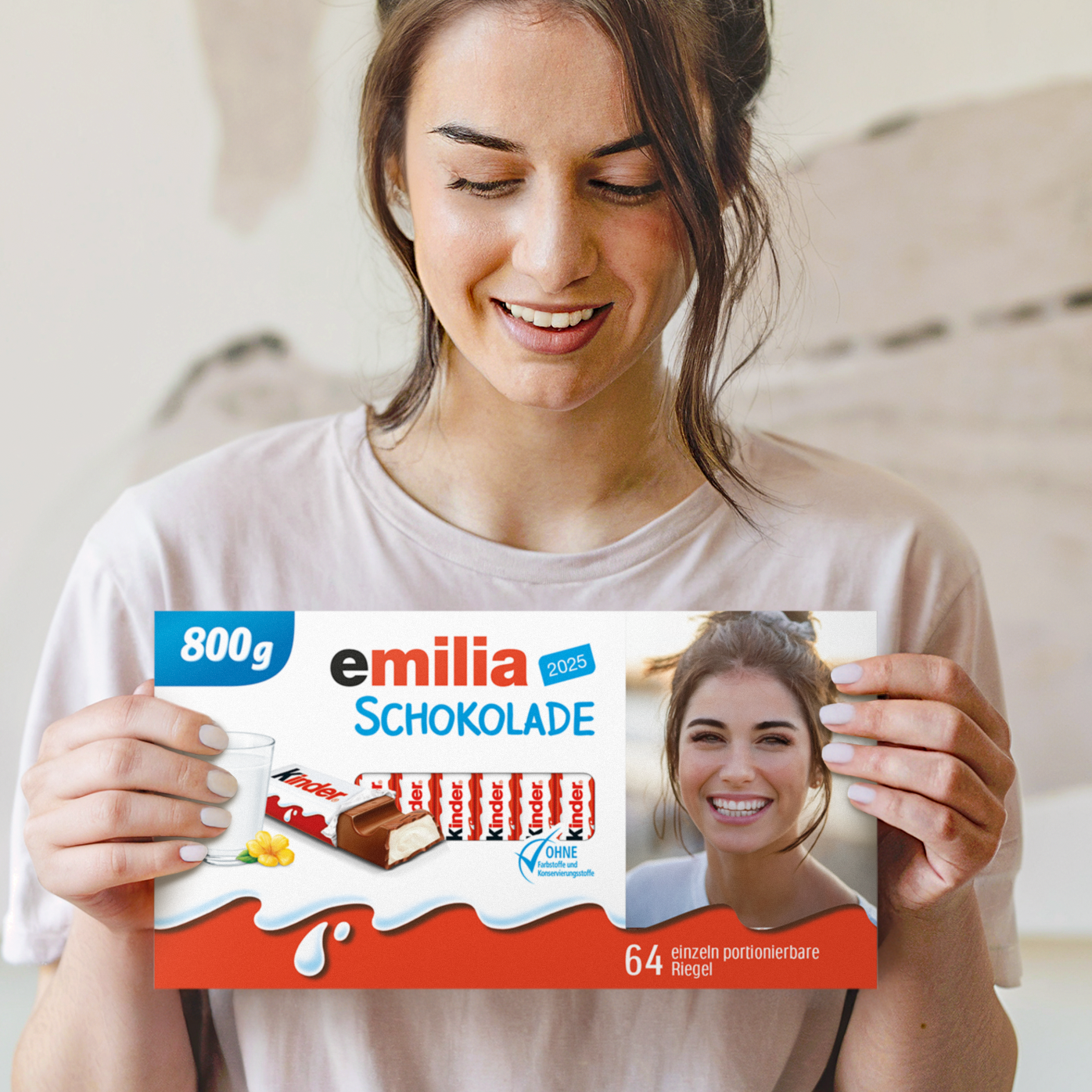 Mega kinder Schokolade mit Foto und Namen – 800 Gramm, personalisiert mit Emilia und einem Foto.