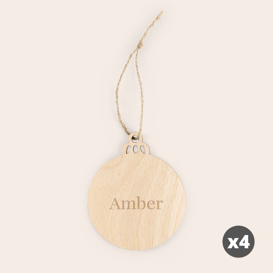 Personalizirani božični okraski - Les - Gravirano - Krog - 4 kosi Gravirani leseni okrasek v obliki božične krogle z imenom Amber.
