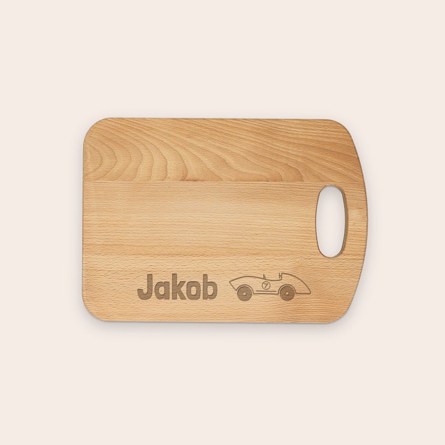Treplate til brød Et gravert trebrettbrett med navnet Jakob og en racerbil, tilpasset med din egen tekst.
