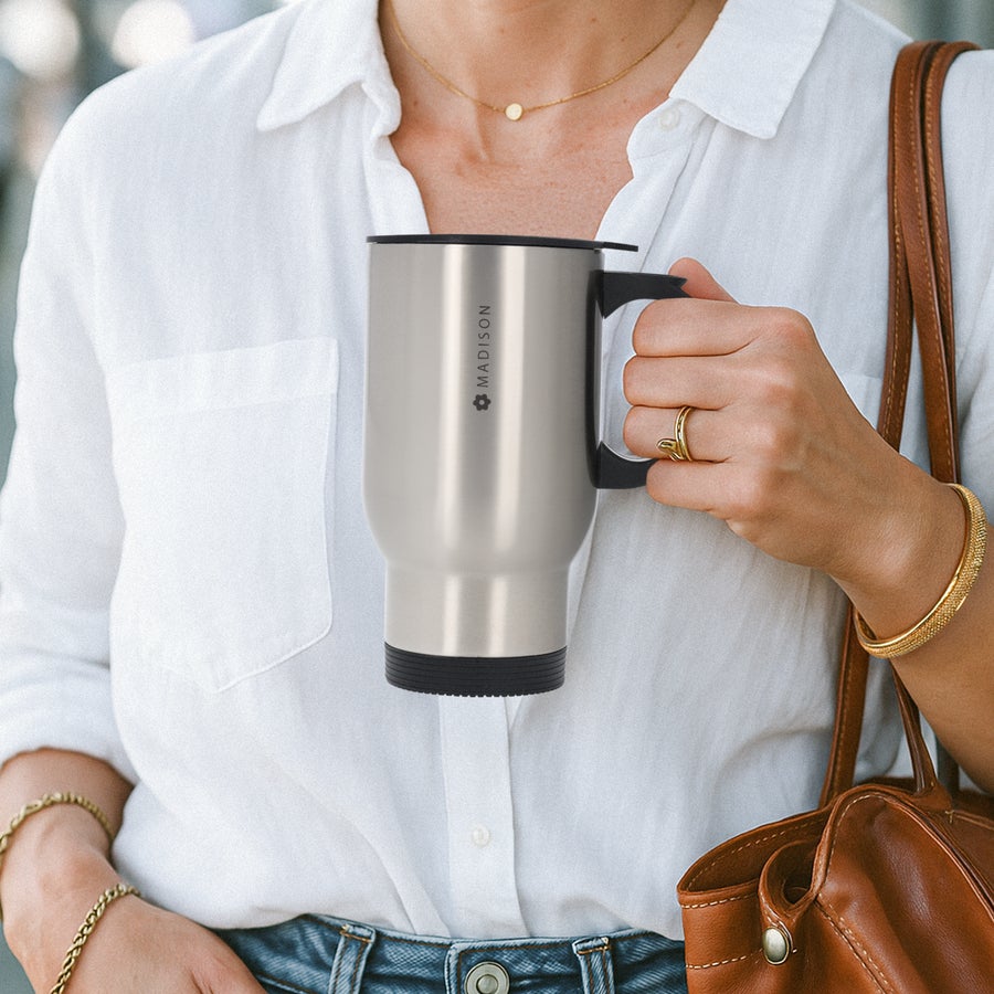 Vaso térmico con foto Termo de viaje plateado con asa negra, personalizado con el nombre "MADISON" en el lateral. Transforma cualquier bebida diaria con un toque personalizado.