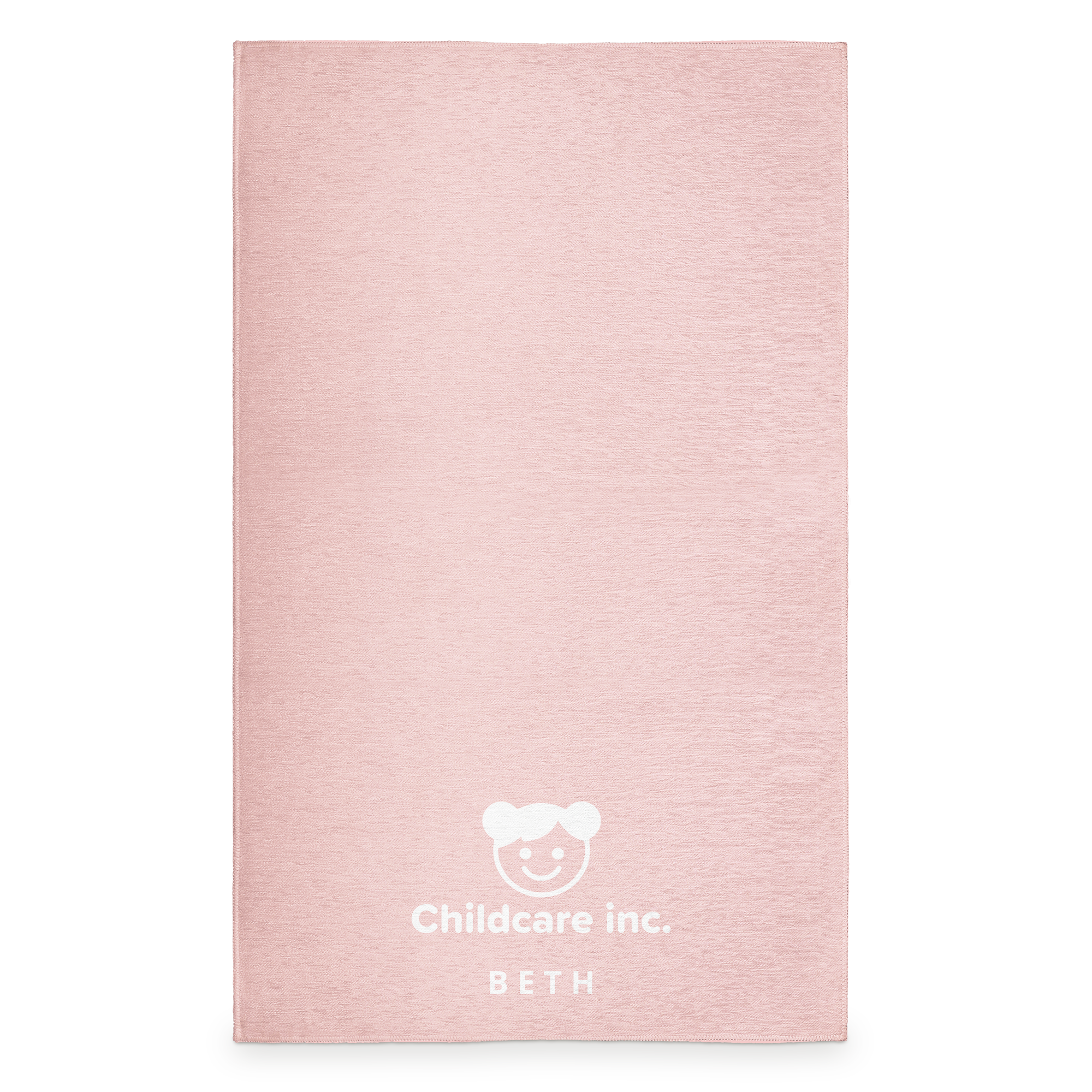 Tapete de juego rosa claro personalizado con el nombre BETH y logo Childcare Inc. impresos.