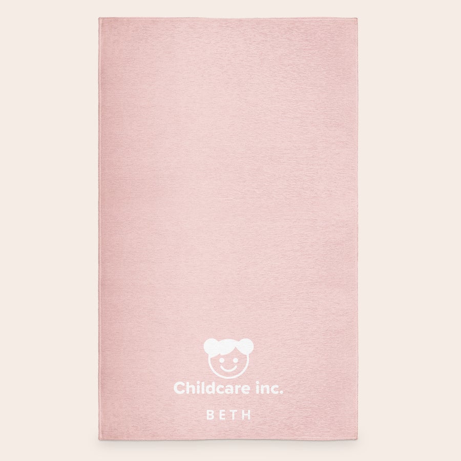 Tapete estampado Tapete personalizado rosa bebê com logo Childcare inc. e nome BETH impresso, transforme sua memória favorita em um elemento aconchegante para o chão.