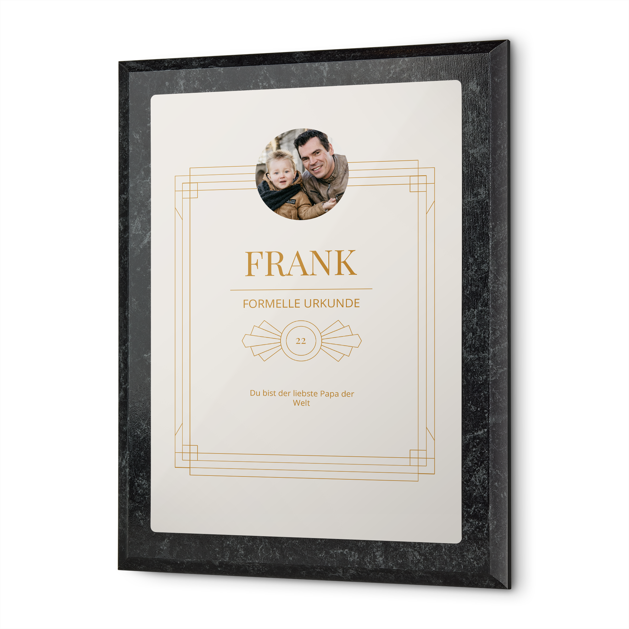 Weiße Urkunde im schwarzen Rahmen mit Foto von Vater und Sohn und dem Text FRANK, FORMELLE URKUNDE, Du bist der liebste Papa der Welt gedruckt