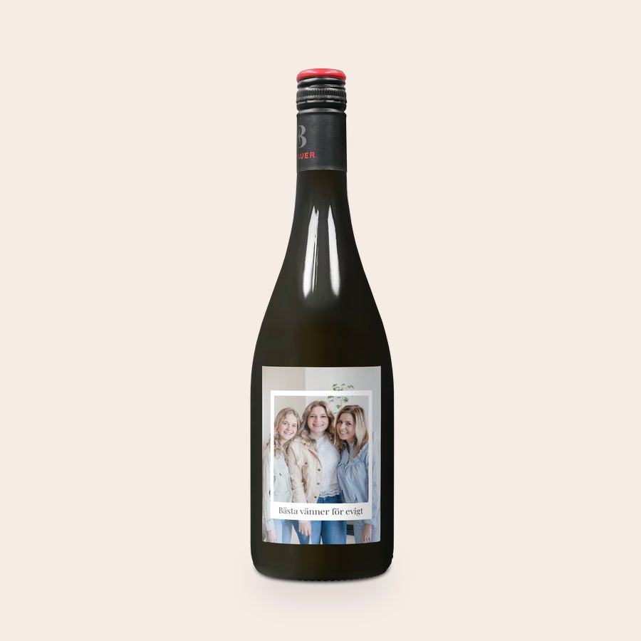 Vin med tryckt etikett - Emil Bauer Spätburgunder Flaska rött vin med en personlig etikett, tryckt med ett foto på tre kvinnor och texten Bästa vänner för evigt.