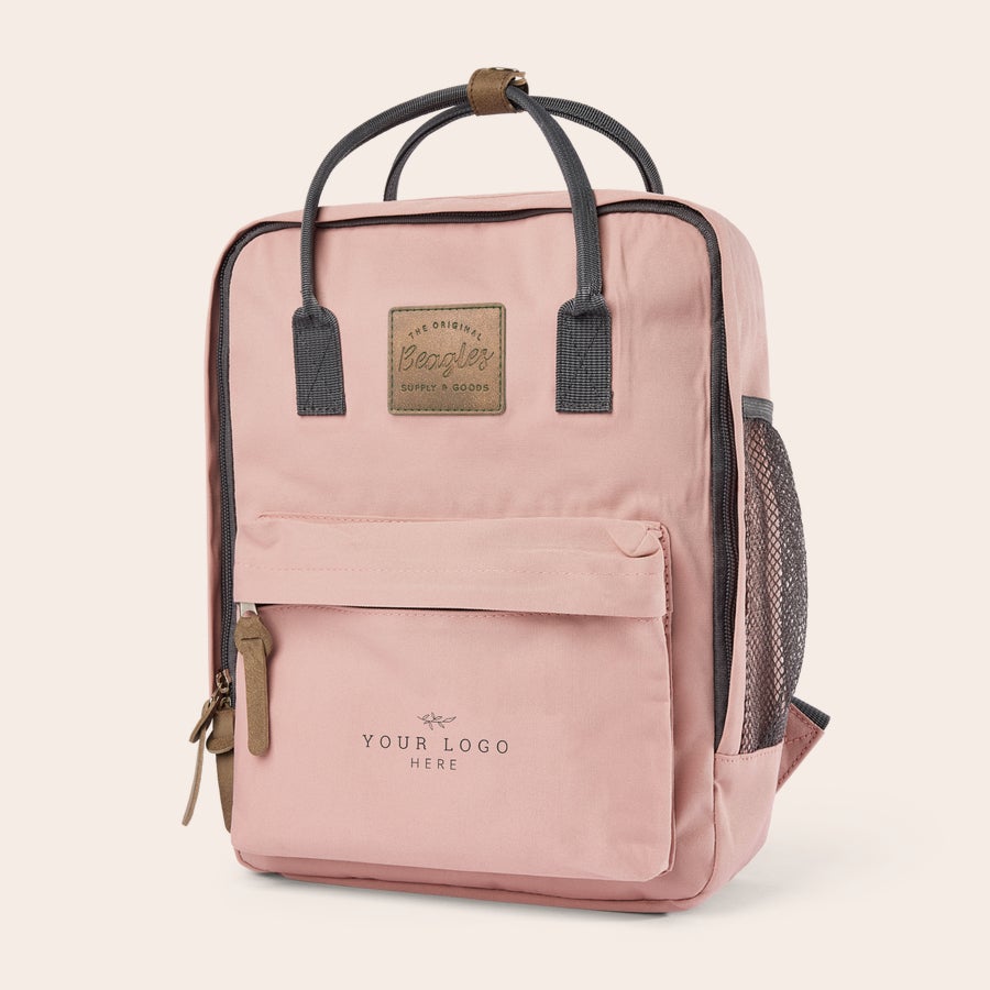 Rucksack personalisieren Rosa Rucksack mit grauen Henkeln und Reißverschlüssen, individuell bedruckt mit "YOUR LOGO HERE" und Astmotiv. Bestell einen einzigartigen Rucksack mit Namen!
