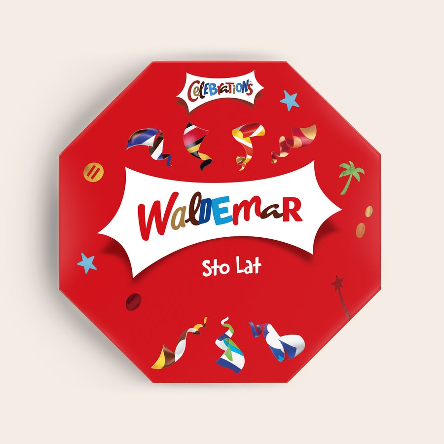 Pudełko upominkowe z imieniem Czerwone pudełko upominkowe ze słodyczami Celebrations z personalizowaną etykietą wydrukowaną imieniem Waldemar i napisem Sto Lat