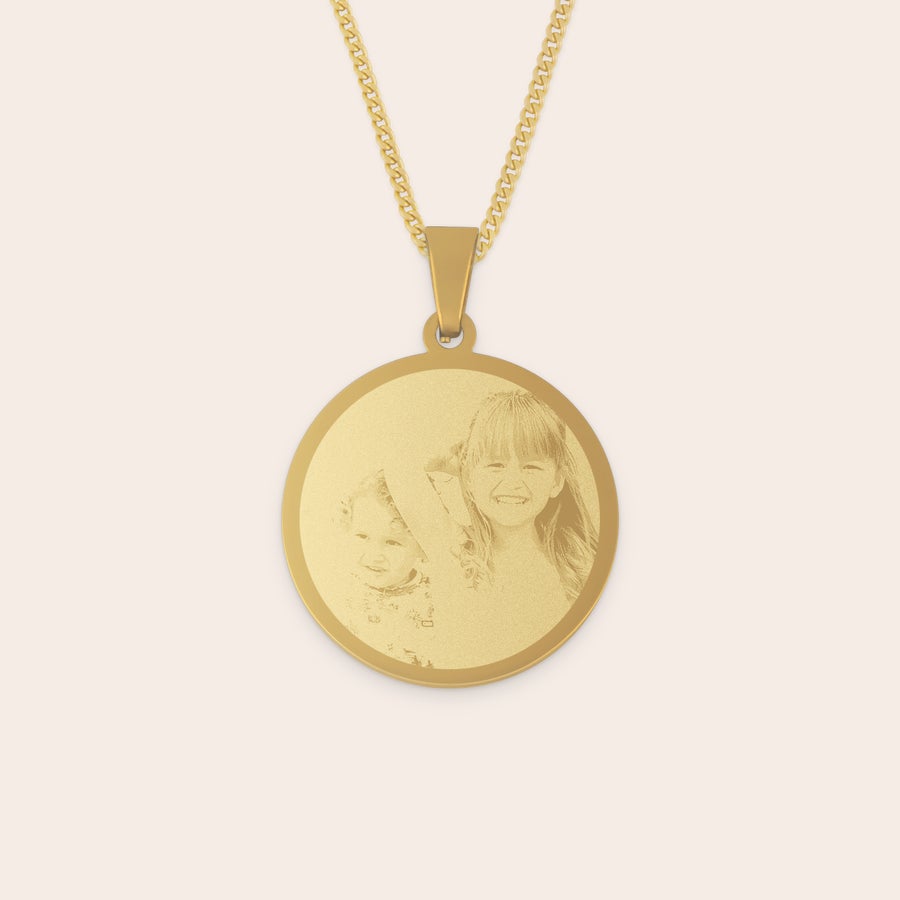 Collana con ciondolo rotondo Ciondolo personalizzato in oro con foto incisa di due bambini, con catena abbinata