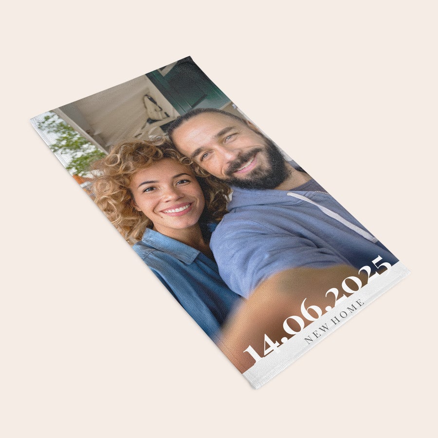Toalla totalmente impresa Toalla personalizada impresa con una foto de pareja sonriente y la fecha "14.06.2025 NEW HOME".