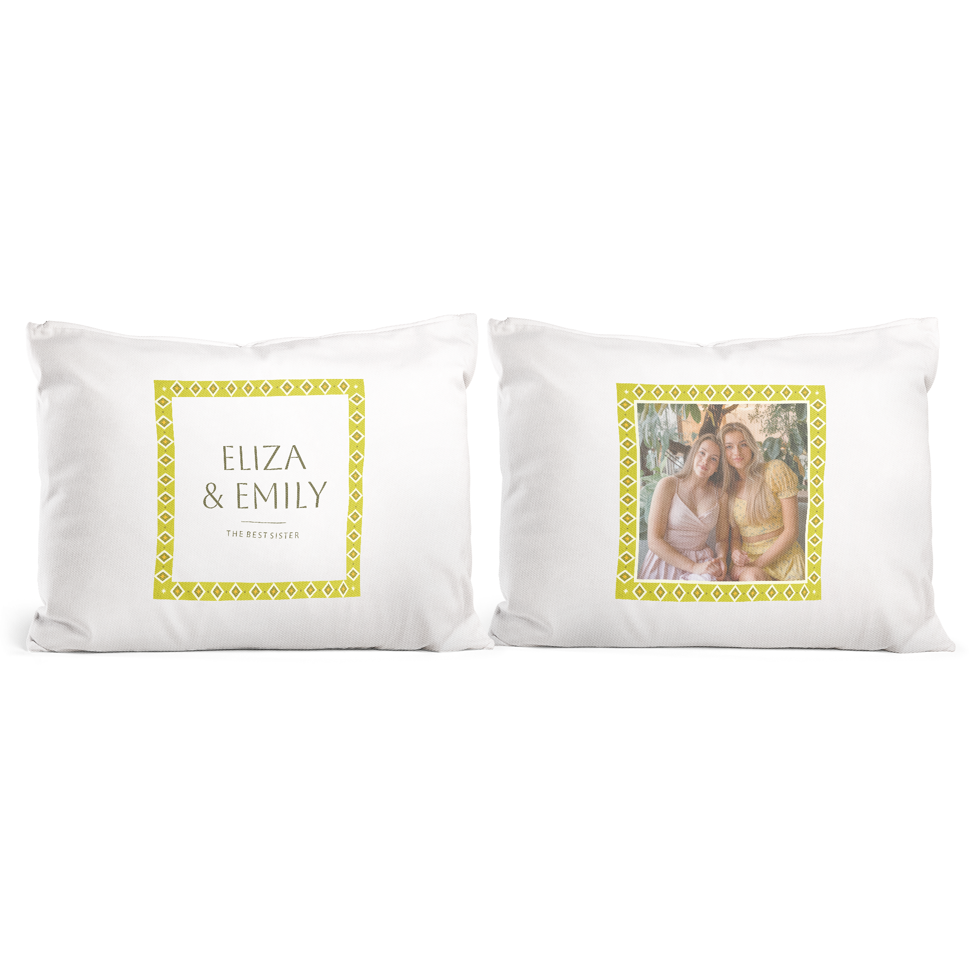 Witte persoonlijke liefdesset kussenslopen, één bedrukt met de namen Eliza & Emily en de ander met een foto van twee vrouwen, beide omrand met een geel patroon.