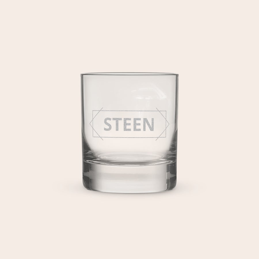 Graveret Whiskyglas Personligt indgraveret whiskyglas med navn "STEEN" og en isterning, skræddersyet til at overraske dine kære.