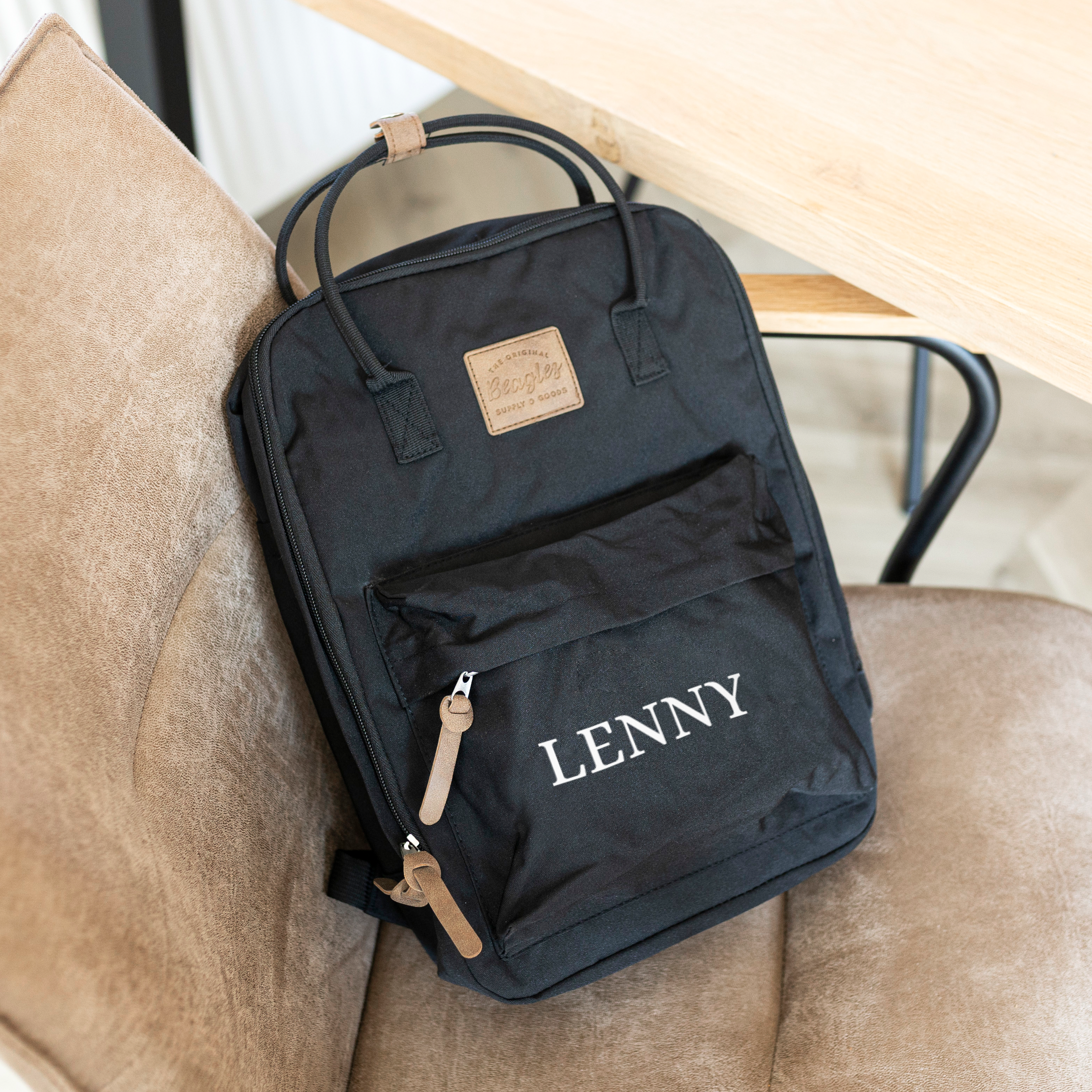 Rucsac negru personalizat cu numele LENNY imprimat alb, cu fermoare maro din piele și mâner dublu