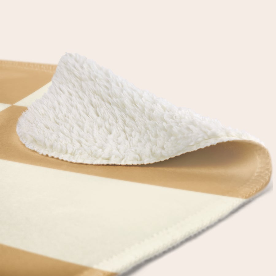 Fleece fotofilt Närbild på en mjuk personlig fleecefilt i ljust och mörkt beige med vit fluffig insida.