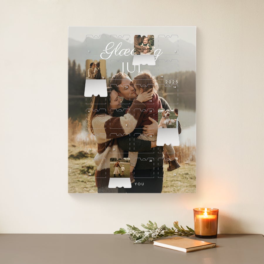 Personlig adventskalender - Fotos Personlig adventskalender med fotos af en familie med et barn, årstal 2025 og "Glædelig Jul" tekst, printet med egne billeder