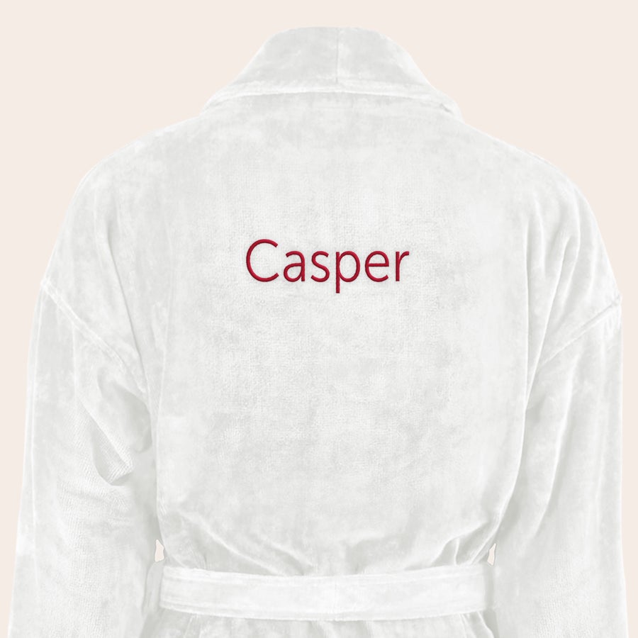 Badrock Herr med namn En mjuk vit badrock broderad med namnet Casper i rött. Ge en personlig badrock med egen text som gåva.