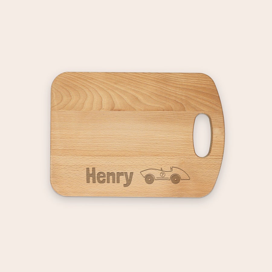 Frühstücksbrett mit Gravur Holzbrettchen mit Henry als Namen und einem Auto als Motiv graviert, ein tolles Holzbrettchen mit eigenem Namen