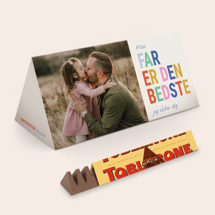 Toblerone med navn Denne personlige XL Toblerone Selection chokoladebar viser et foto af en far og datter, trykt med teksten Min FAR ER DEN BEDSTE og en lækker Toblerone-chokoladebar.