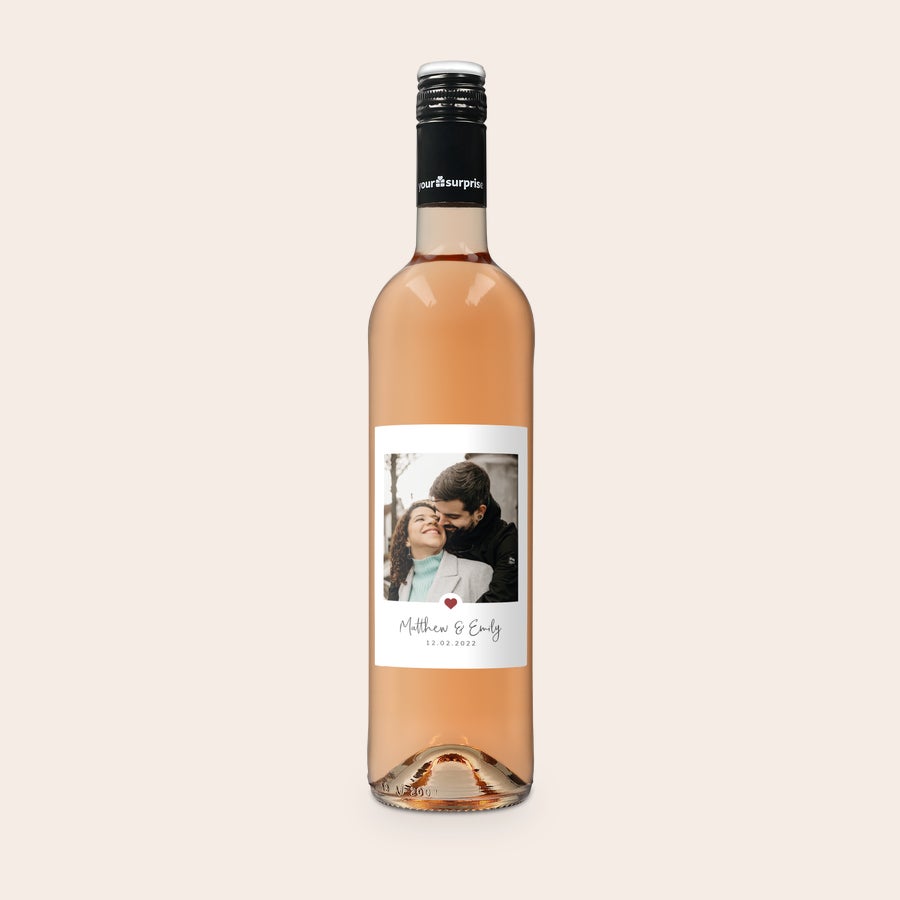 Maison de la Surprise Syrah Botella de vino rosado Luc Pirlet con etiqueta personalizada estampada con foto de pareja, nombres Matthew y Emily, y fecha 12.02.2022.