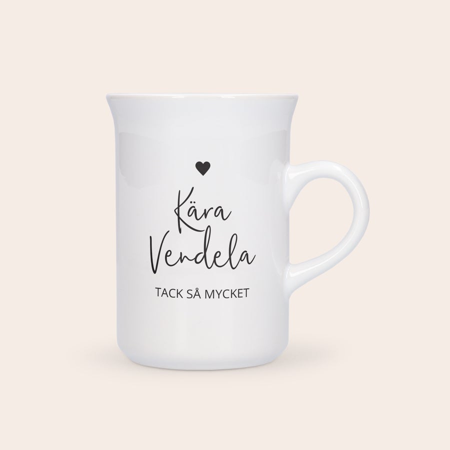 Personlig mugg för te Vit böjd mugg med personligt tryck Kära Vendela Tack så mycket och ett svart hjärta.