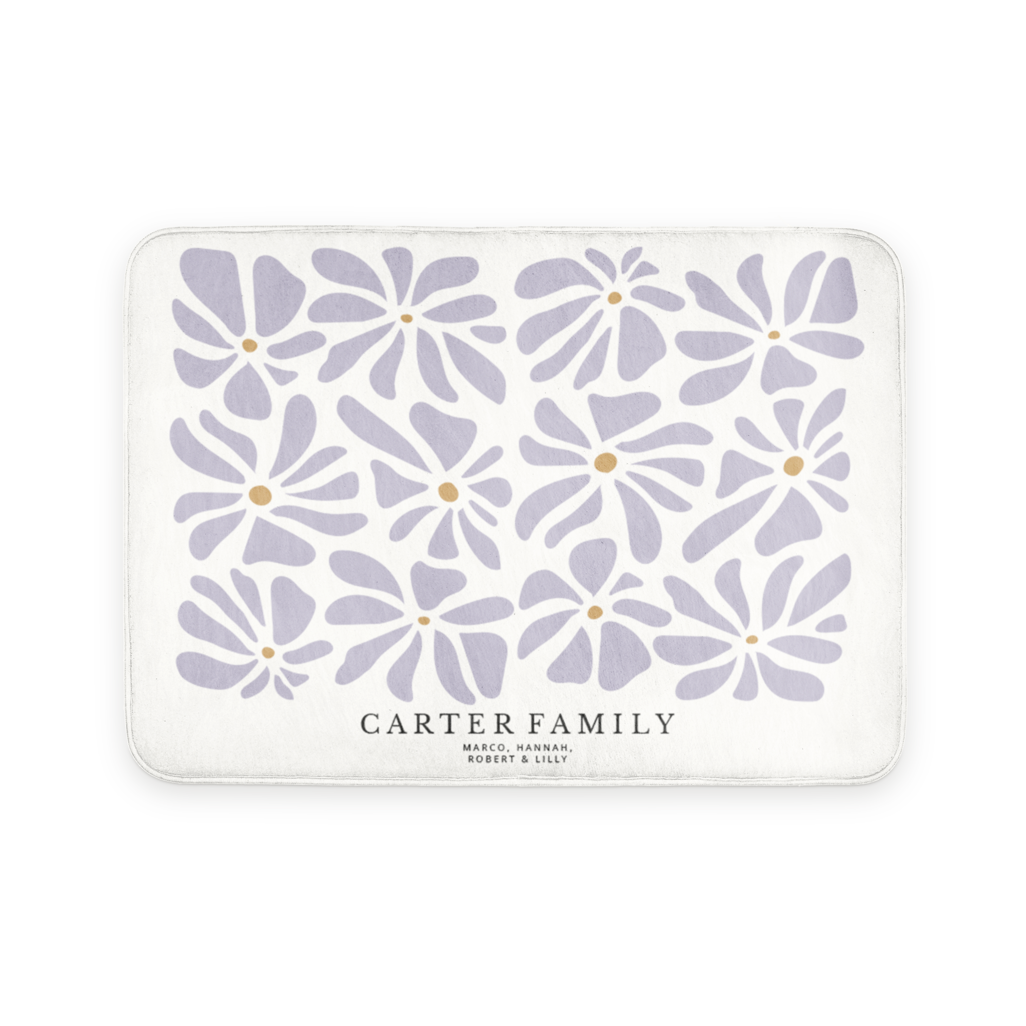 Alfombra de baño personalizada estampada con diseño floral lila y texto "CARTER FAMILY" con nombres.