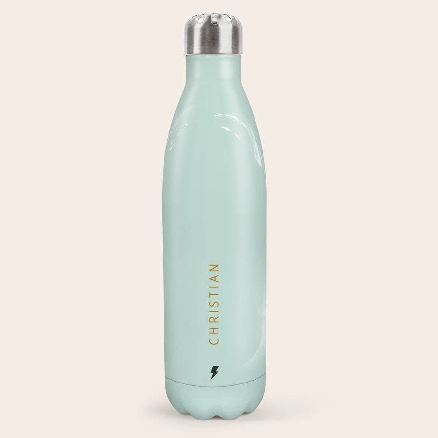 Personaliseret vandflaske Pastelgrøn personlig termoflaske med navn "CHRISTIAN" trykt i guld med lynlogo forneden.