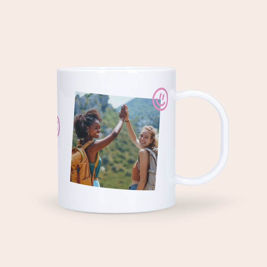 Taza de plástico con impresión Taza de plástico personalizada con foto impresa de dos amigas de excursión, ideal para regalar.