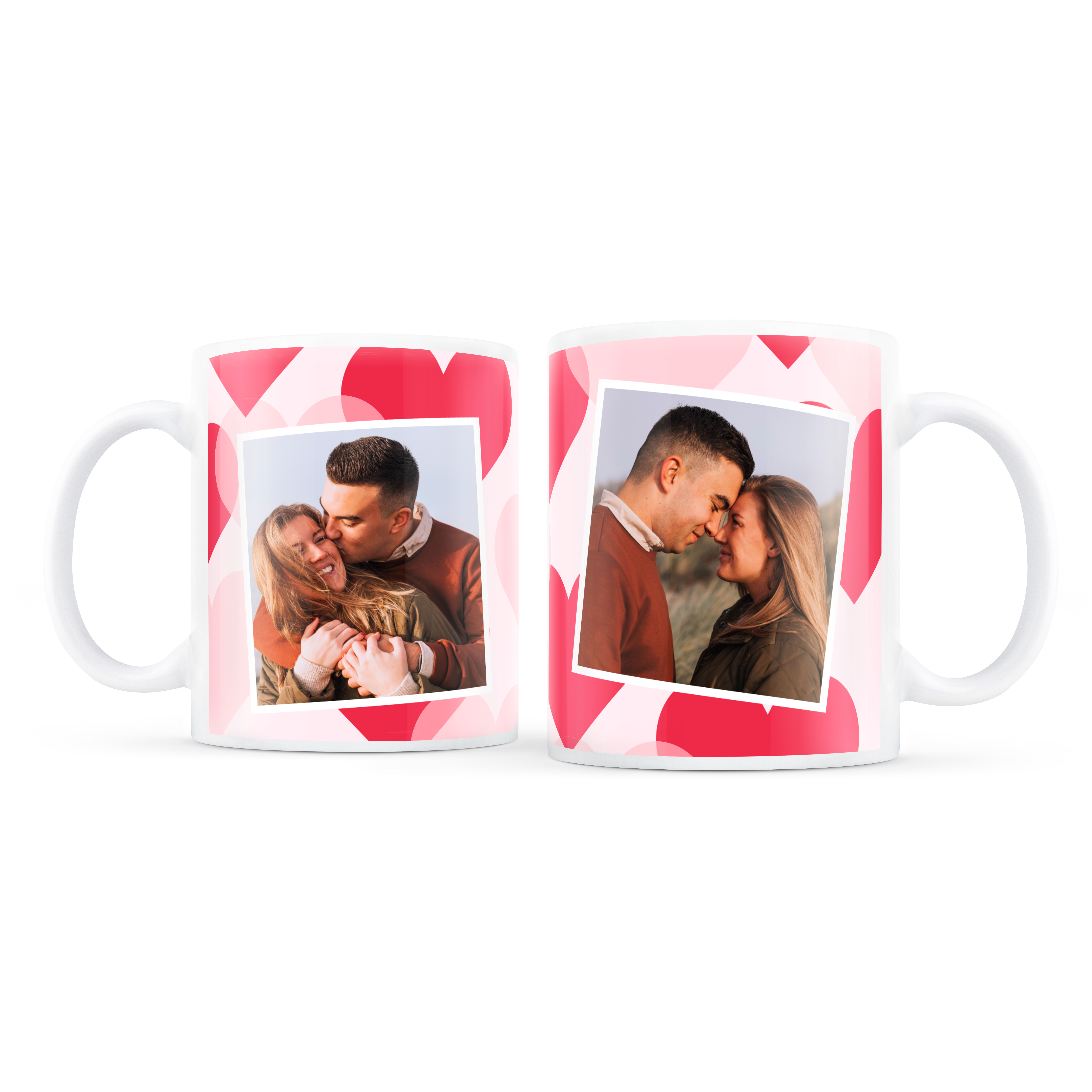 Deux mugs pour amoureux personnalisés avec photo de couple imprimée sur fond de coeurs