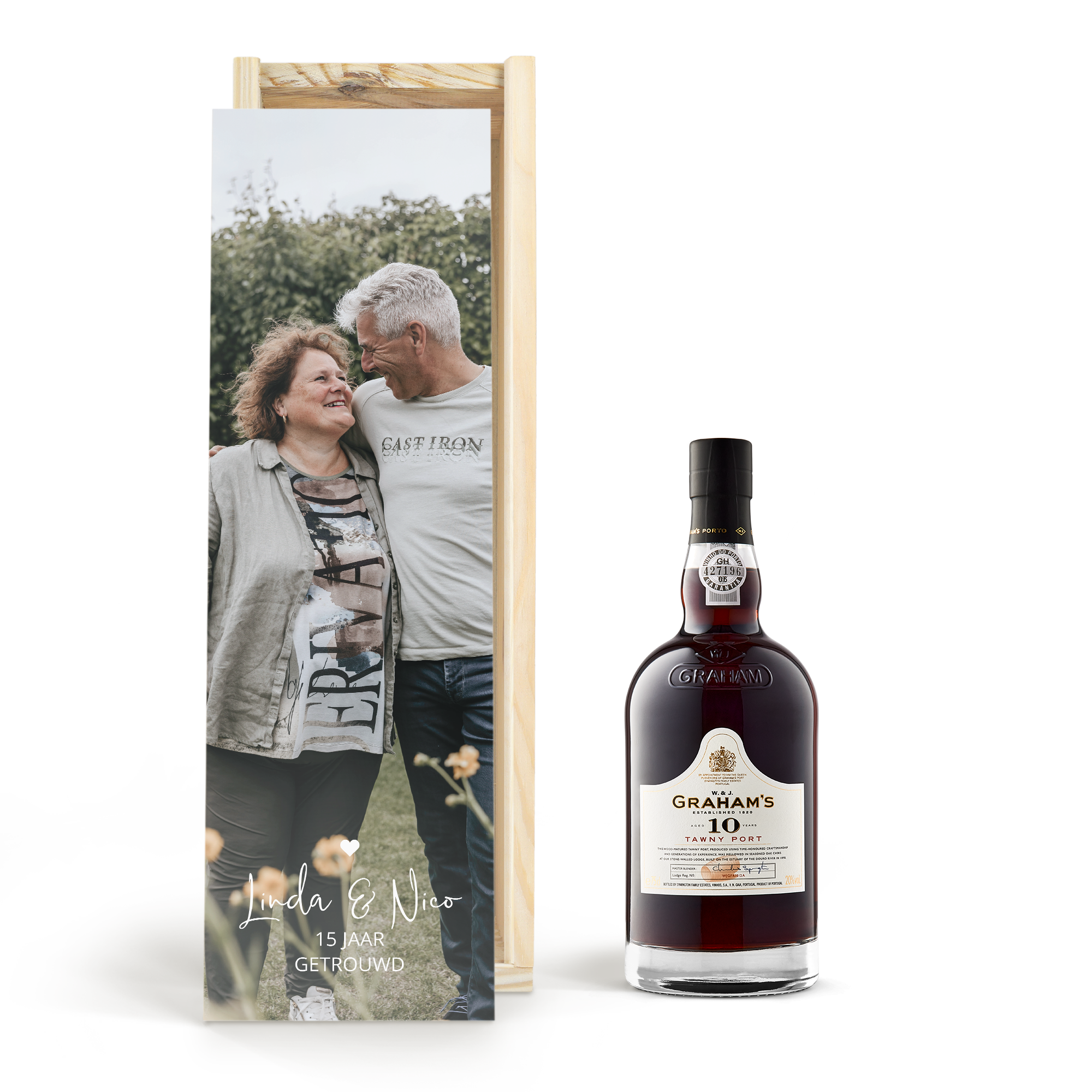 Fles Graham's 10 Years port in bedrukte kist met foto van stel en de tekst Linda & Nico 15 jaar getrouwd, een persoonlijke verrassing voor portdrinkers