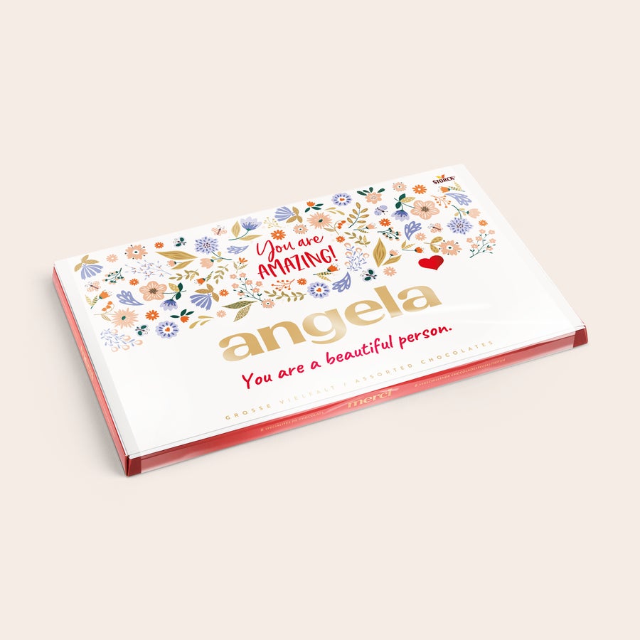 Čokoláda merci Finest Selection s přáním Čokoláda merci s personalizovanou kartou - 400 gramů s květinovým vzorem a jménem Angela, doplněná osobním vzkazem "You are AMAZING!".