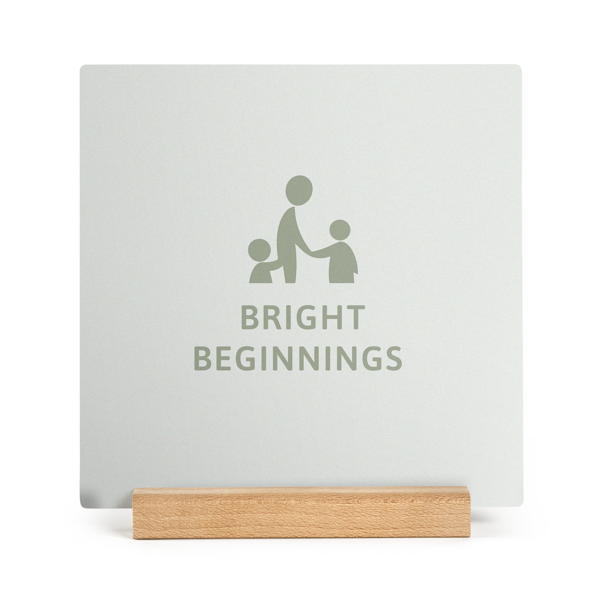 Quadratische Fotofliese aus Holz mit dem Schriftzug "BRIGHT BEGINNINGS" und einer stilisierten Familie, personalisierbar