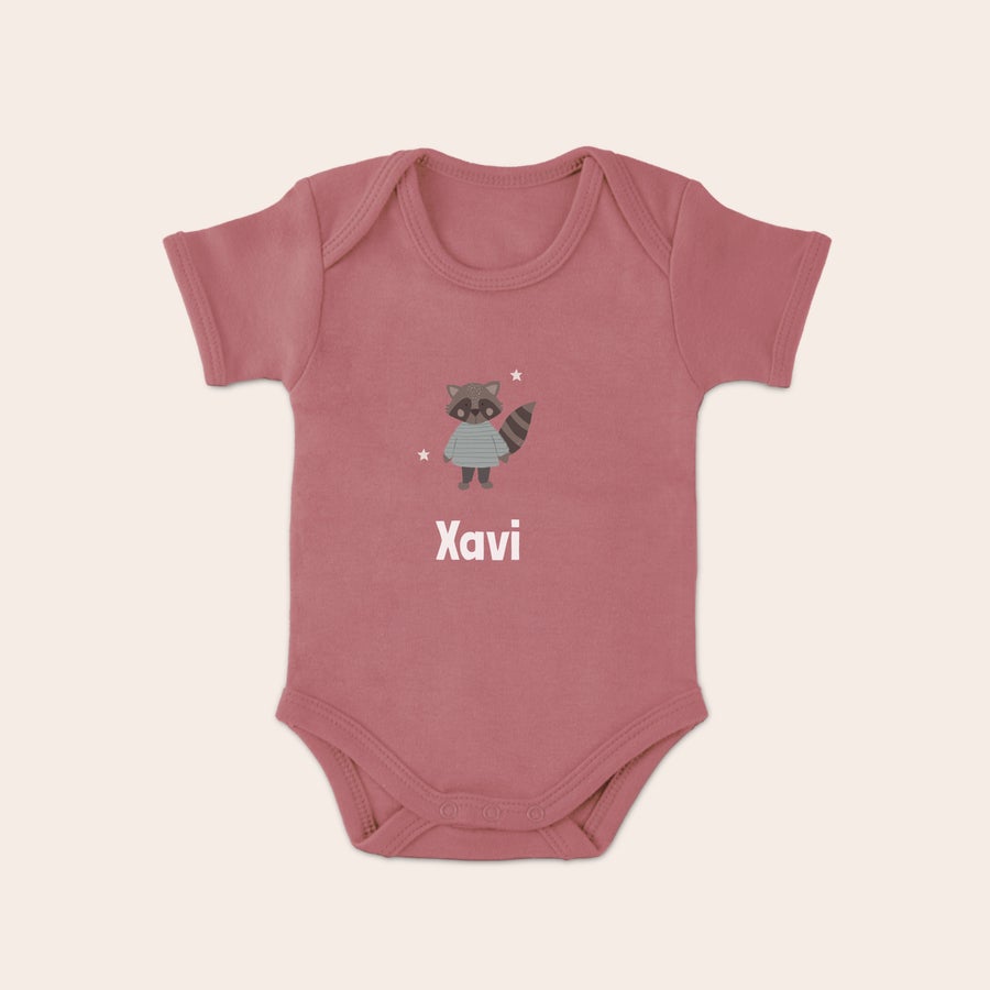 Rompertje bedrukken Roze rompertje bedrukt met schattige wasbeer en sterren, gepersonaliseerd met de naam Xavi