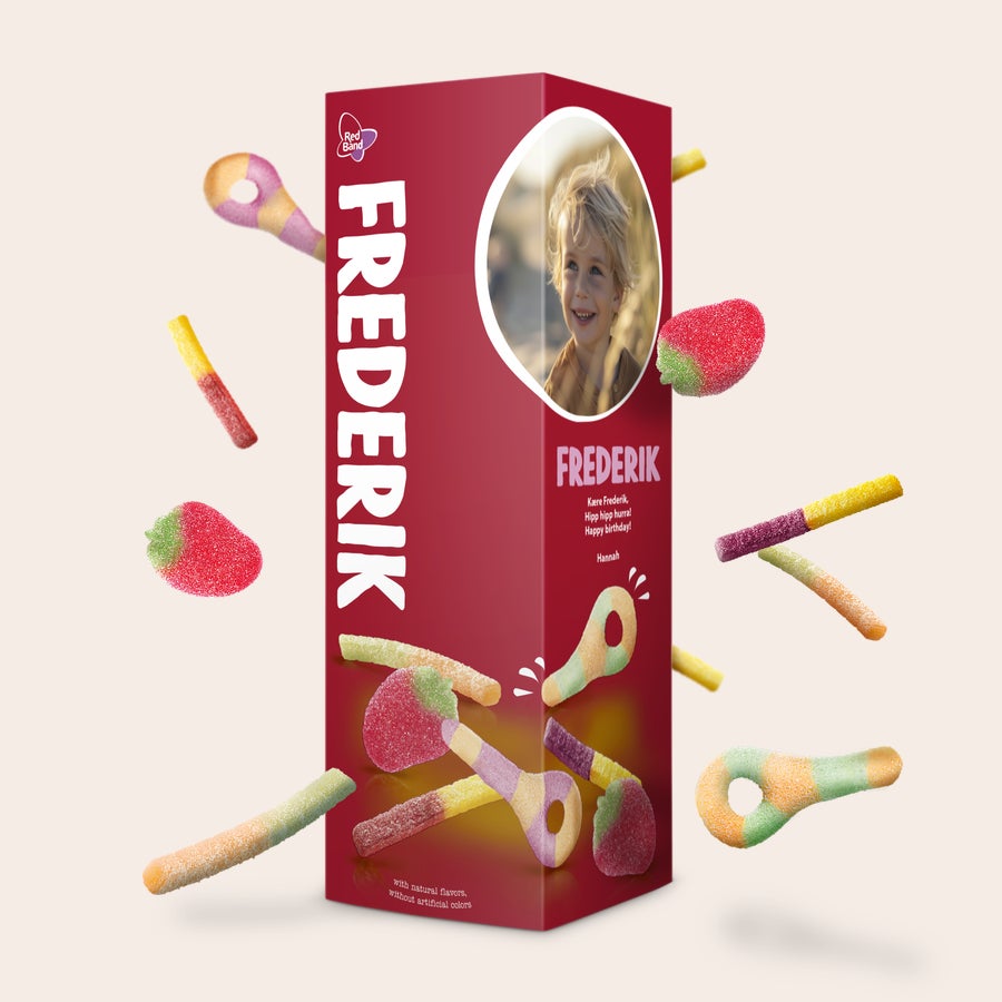 Personlig Red Band Slikgave Personlig slikgave i en æske med Red Band slik, trykt med et billede, navn og fødselsdagshilsen.