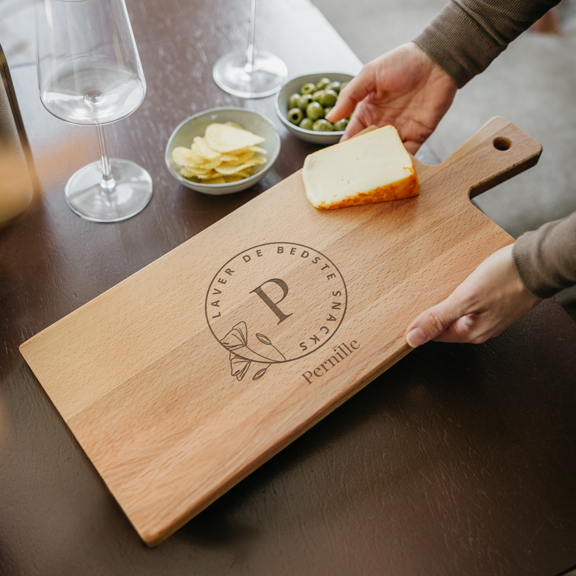 Personligt træserveringsfad med navn indgraveret med teksten Pernille og initialet P omkranset af LaVer de bedst snack