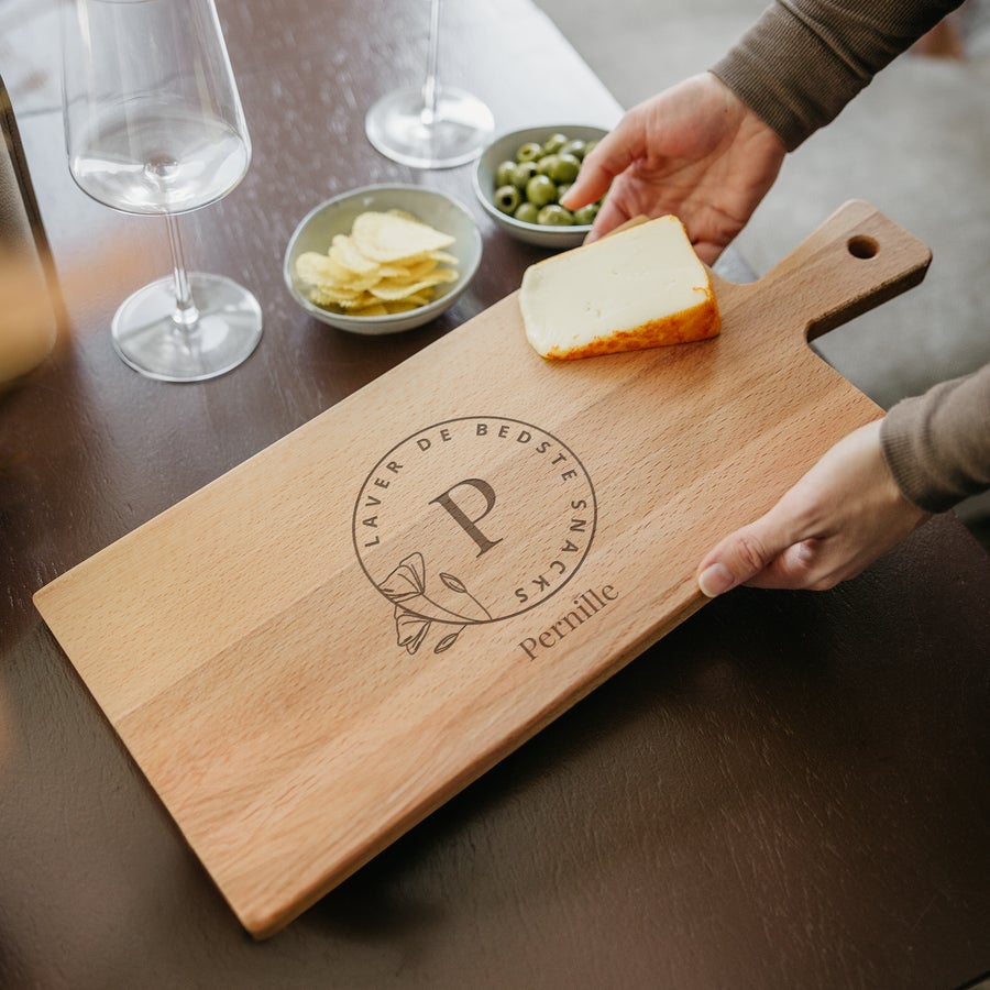 Tapasbræt med Gravering Personligt træserveringsfad med navn indgraveret med teksten Pernille og initialet P omkranset af LaVer de bedst snack