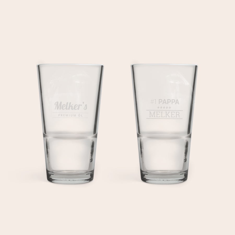 Glas med en halv pint Två personliga halvlitersglas, det ena med texten "Melker's Premium Öl" och det andra med texten "#1 Pappa Melker", graverade för att säga hurra till alla tillfällen.