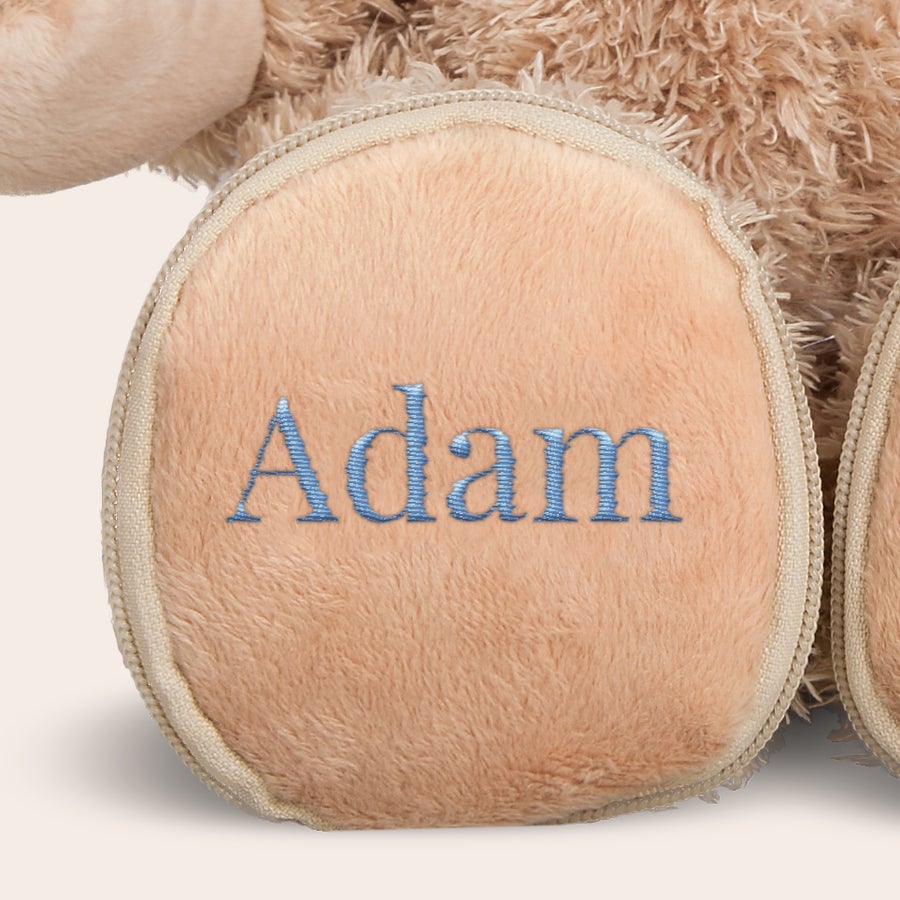 Peluche amour personnalisée - prénoms brodés Ours en peluche personnalisé couleur crème avec le prénom Adam brodé en bleu sur la patte