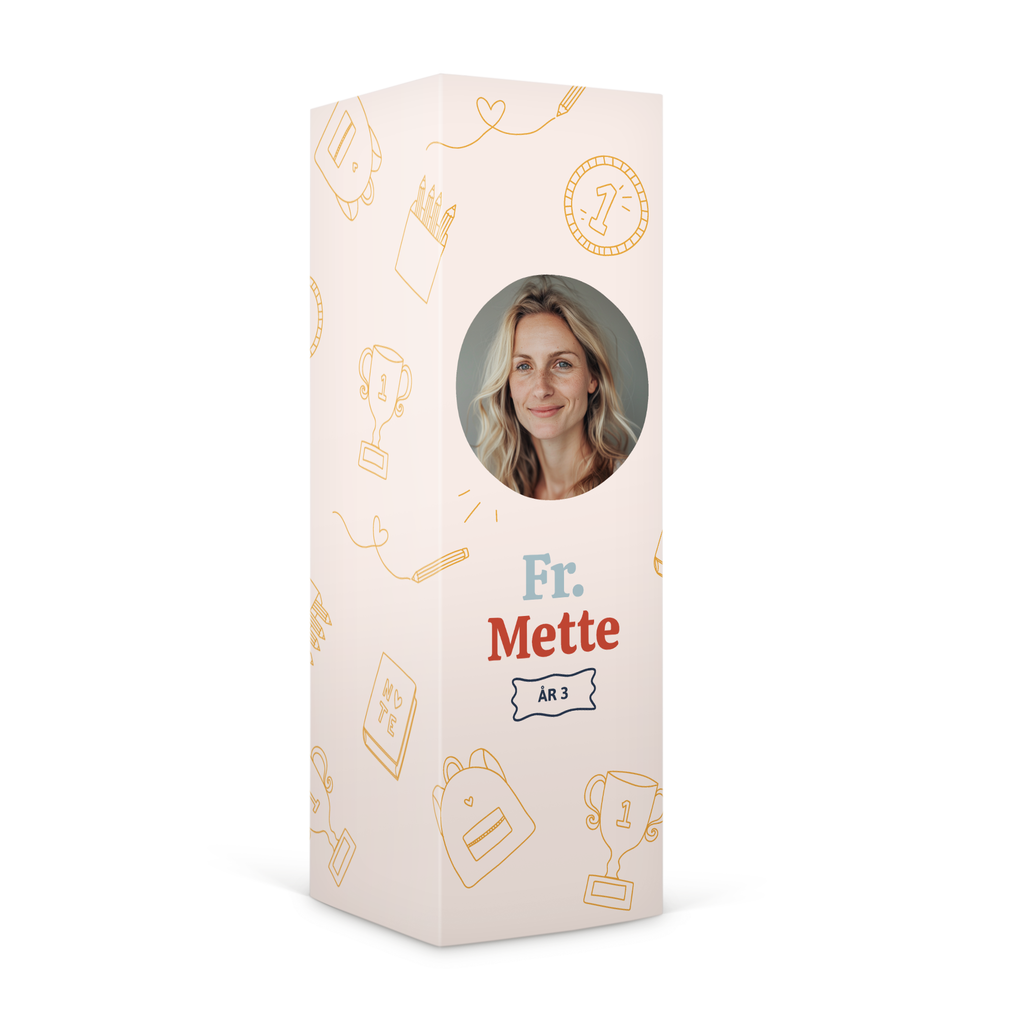 Personlig slikgaveæske trykt med billede og teksten Fr. Mette År 3. Perfekt gave til at fejre.
