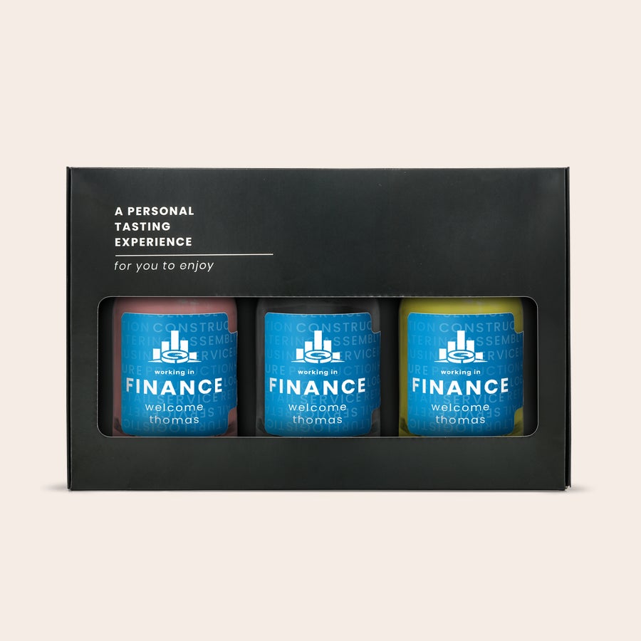 Degustação de álcool em miniatura - Pink Gin - Limoncello - Gin Um kit personalizado de degustação de bebidas alcoólicas em miniatura, com 3 garrafas rotuladas com logotipo de finanças e nome Thomas, em caixa preta.