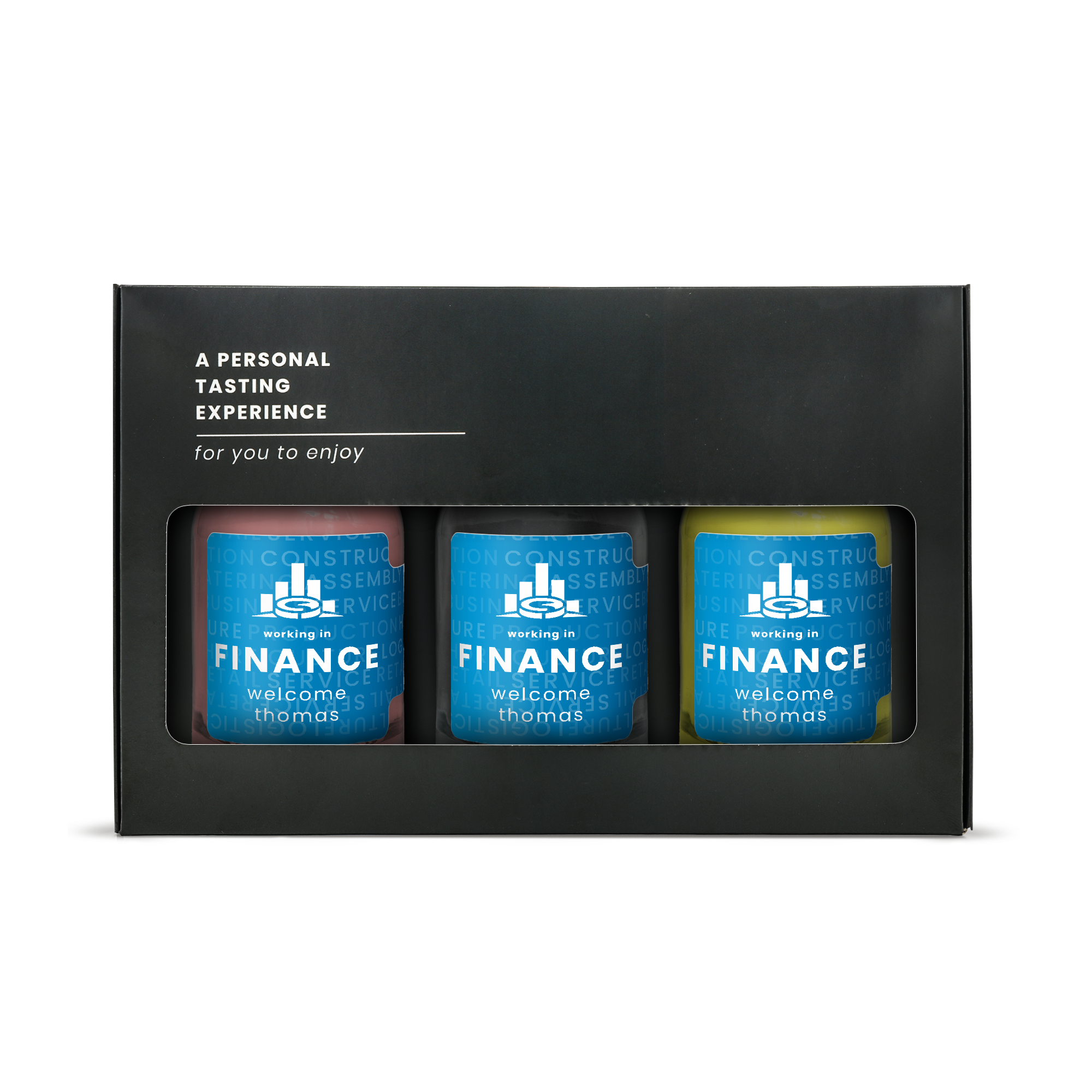 Personligt miniature alkoholsmagningssæt med 3 flasker printet med et "working in finance" logo, teksten "welcome thomas" og lyseblå etiketter. Få deres humør til at stige med et personligt miniature alkoholsmagningsæt.