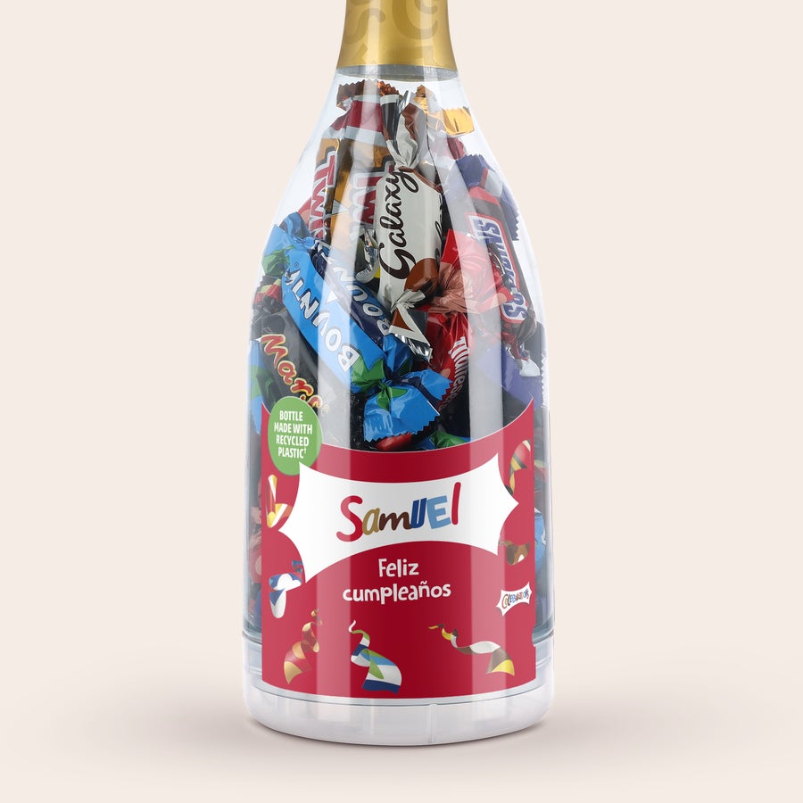 Chocolates Celebrations con nombre y foto Botella de champagne Celebrations personalizada con el nombre Samuel y el mensaje "Feliz cumpleaños" impreso.