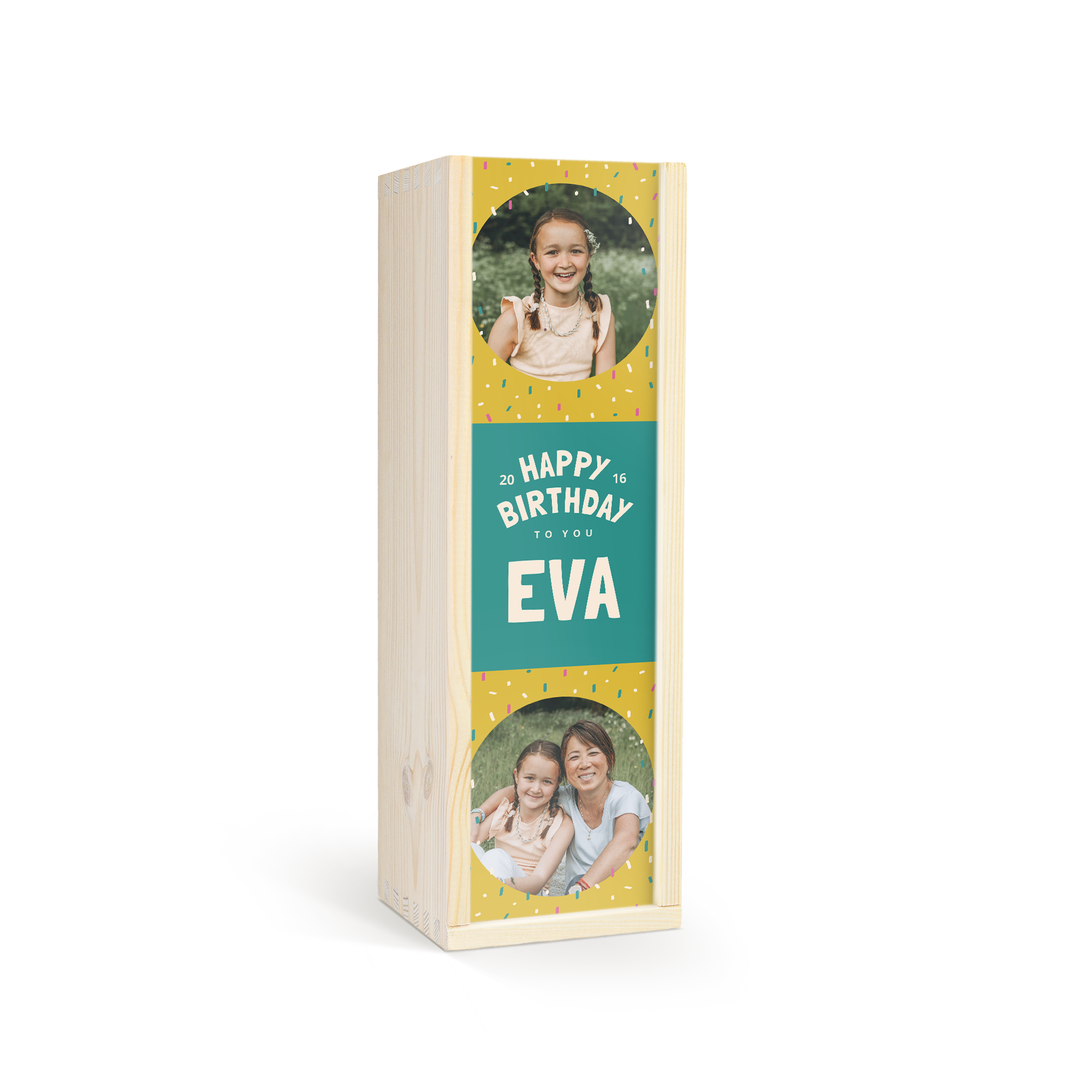 Houten kist voor kinderchampagne, bedrukt met foto's en de naam Eva en Happy Birthday