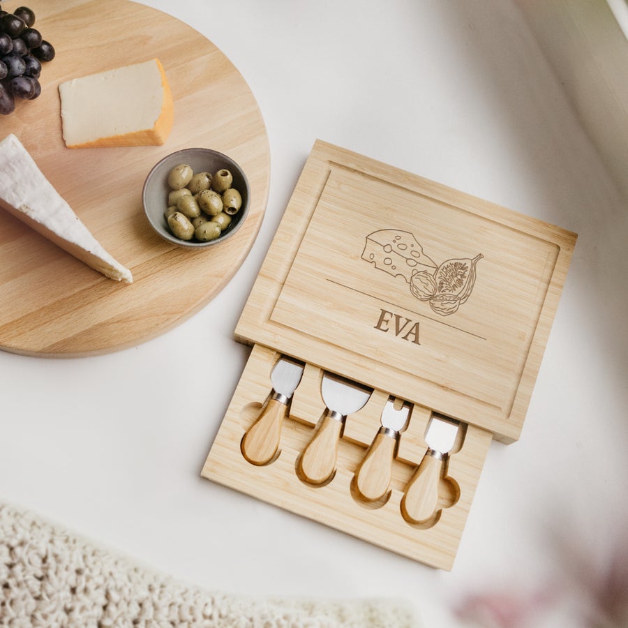 Engraved wooden cheese board gift set Engraved wooden cheese board gift set