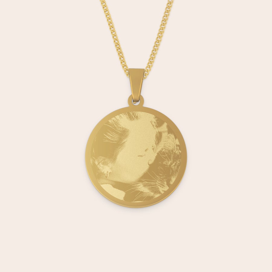 Round pendant necklace Gold round double pendant engraved with a photo of a kitten, on a gold chain