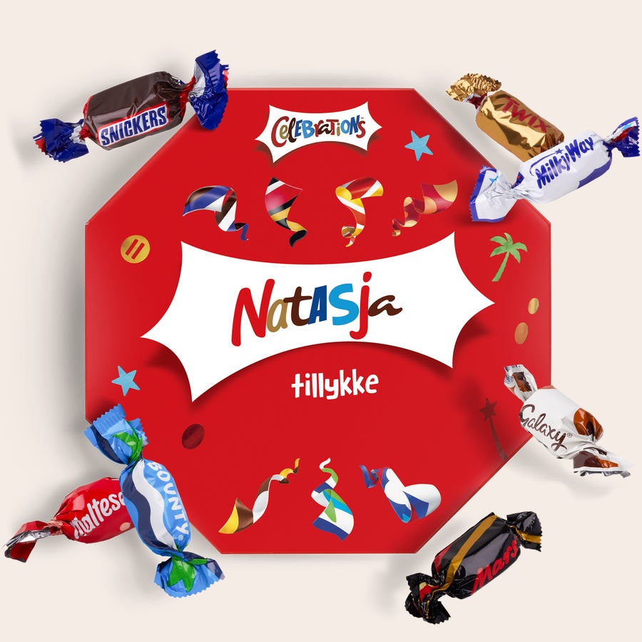 Celebrations chokolade gaveæske med navn Rød Celebrations gaveæske med navnet Natasja og teksten tillykke, personligt trykt med festlige mønstre og chokolade.