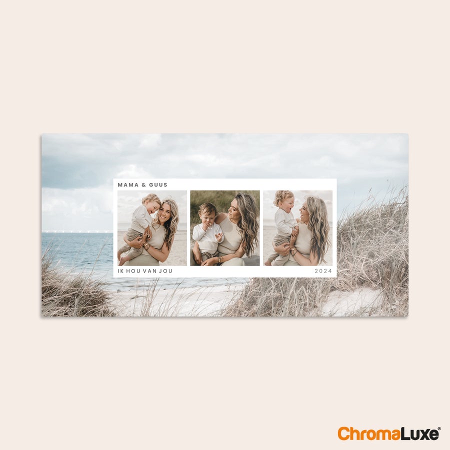 Foto afdrukken op aluminium ChromaLuxe aluminium fotopaneel bedrukt met een collage van strandfoto's, de namen 'Mama & Guus', 'Ik hou van jou' en jaartal '2024' voor een origineel cadeau.
