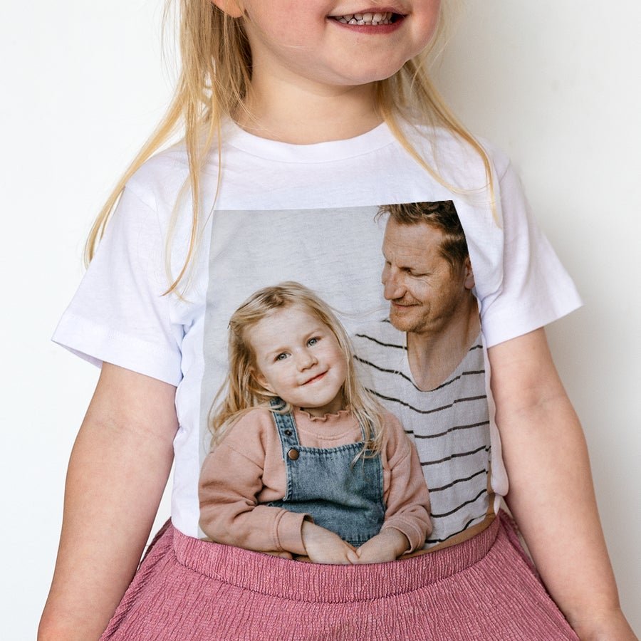 T shirt bedrukken kind Wit kinder T-shirt met op maat bedrukte foto van een lachend kind en een man. Jij maakt helemaal de blits op het schoolplein.